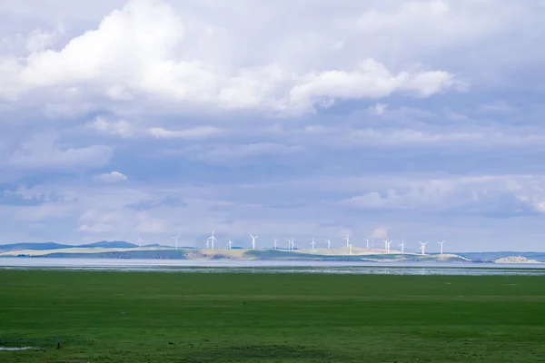 De helft leeg Lake George met een windmolenpark in de verte — Stockfoto