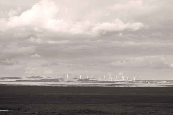 De helft leeg Lake George met een windmolenpark in de verte — Stockfoto