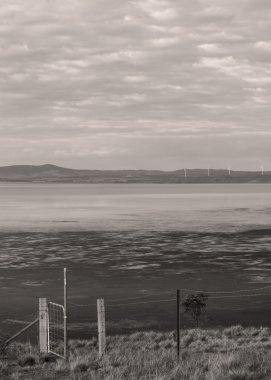 Yarısı boş George gölünde tarım arazileri ve bir rüzgar çiftliği arasında