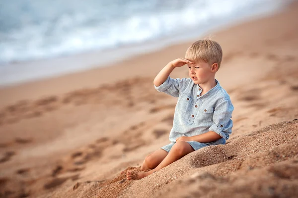 Retrato de niño en la playa —  Fotos de Stock