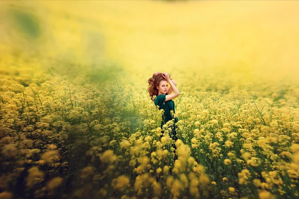 Schöne Frau auf dem fiower feild — Stockfoto