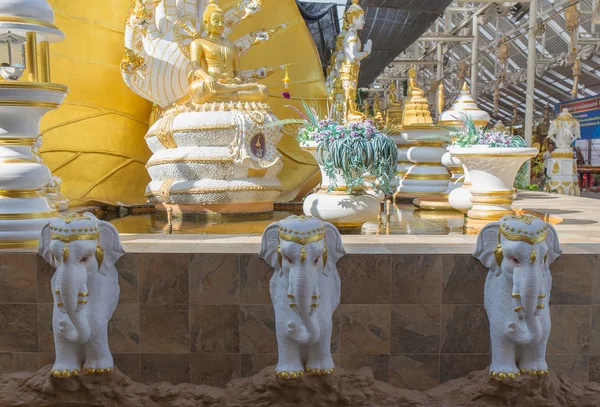 Elefantenstatue im thailändischen Tempel — Stockfoto