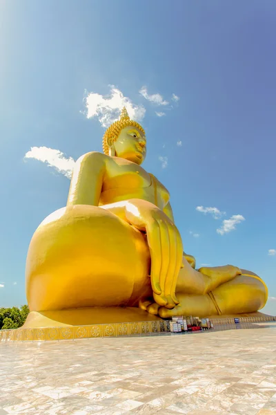 Werelds grootste grote Boeddhabeeld op Wat muang — Stockfoto