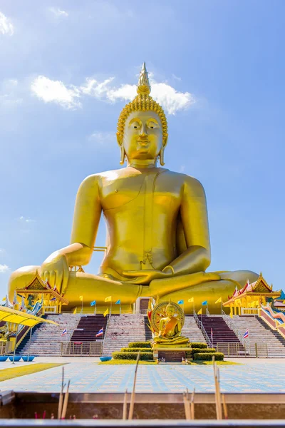 Grote Boeddhabeeld op Thaise tempel — Stockfoto