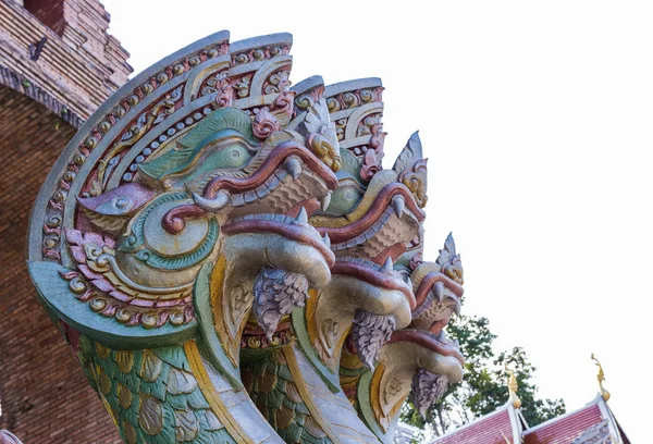 Estátua de cabeça de serpente no templo — Fotografia de Stock
