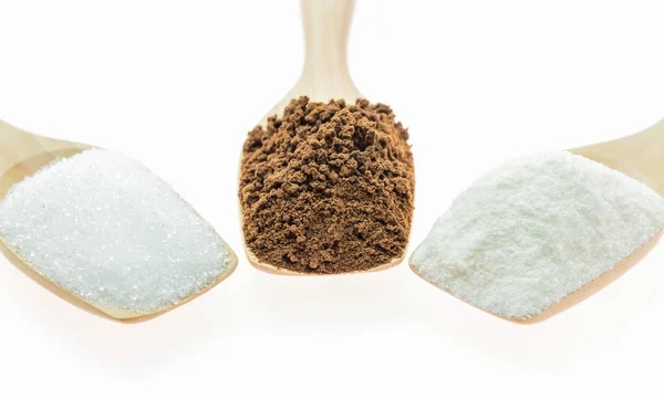 Makro kahve tozu ve krema ile tahta kaşık şeker küpleri — Stok fotoğraf