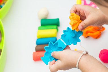 Küçük kız oyun hamuru