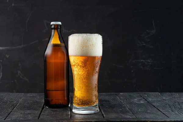 Bierflasche Und Glas Mit Bier Und Schaum Dunkle Flasche Bier — Stockfoto