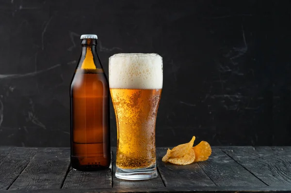 Frisch Gegossenes Bier Und Kartoffelchips Bier Und Imbiss Das Helle — Stockfoto