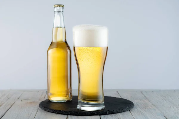 Ein Glas Leichtes Bier Auf Einem Tablett Flasche Und Glas — Stockfoto
