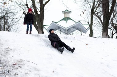 Anne ve kızı kayıyor. Kış eğlencesi. Kış kayağı.