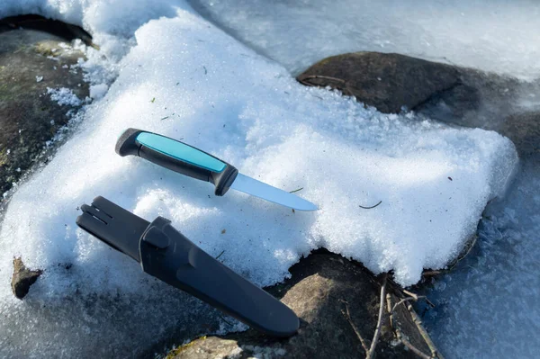 Cuchillo giratorio de hoja fija. Cuchillo y cubierta en la nieve. — Foto de Stock