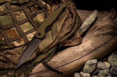 Bıçak ve şekilli askeri bir yapı. Kamuflaj bıçağı..