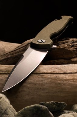 Keskin bıçak alt görüşü. Kompozisyonun üzerinde bıçak var..