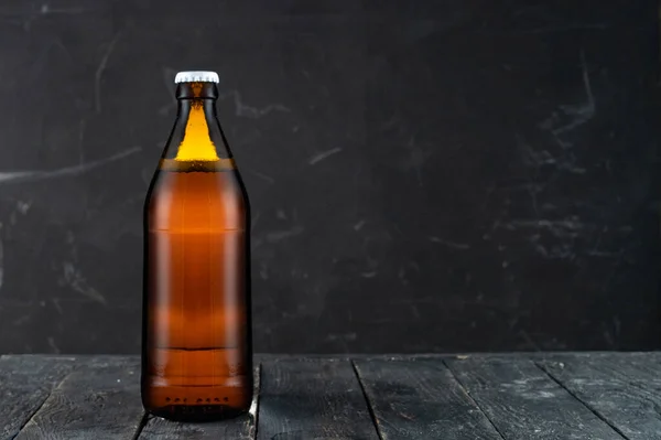 Geschlossene Flasche Bier. Braune Bierflasche. Bernsteinflasche auf schwarzem Hintergrund. — Stockfoto