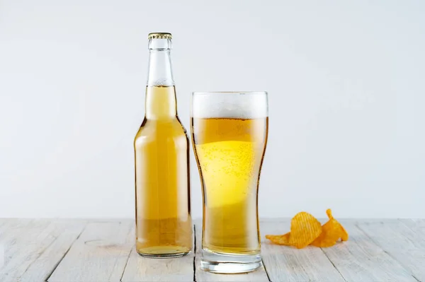Eine Flasche Bier und ein Glas Hochschaum. Bierlager in Glas und Flasche. — Stockfoto