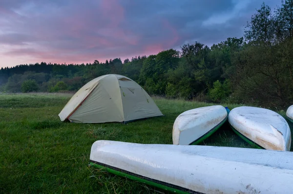 Wycieczka łodzią z namiotem. Rafting na rzece łodziami. Wschód słońca. Krajobraz. — Zdjęcie stockowe