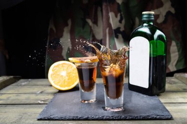 Su sıçramalı ve portakallı kokteyl. Portakal dilimleri ve tarçın.