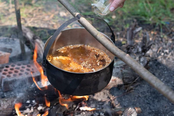 Cozinhar Sopa Sobre Fogo Cozinhar Fogueira Num Caldeirão Adicionando Especiarias — Fotografia de Stock