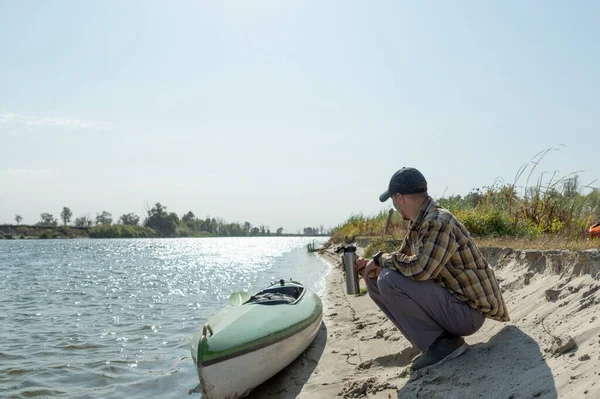 Muž Břehu Řeky Pije Čaj Termosky Muž Pláži Lodi Loď — Stock fotografie