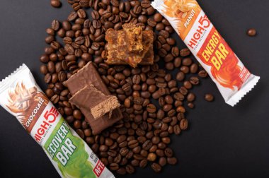 Kyiv, Ukrayna - 3 Kasım 2020: High5 Spor Yemekleri. Protein ve çikolata enerji çubuğu. Enerji sporu çubukları.