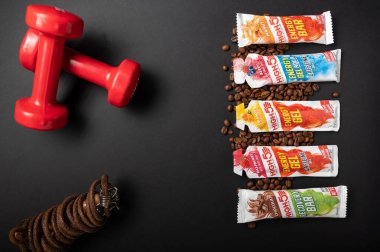 Kyiv, Ukrayna - 3 Kasım 2020: High5 Spor Yemekleri. Enerji sporu çubukları.