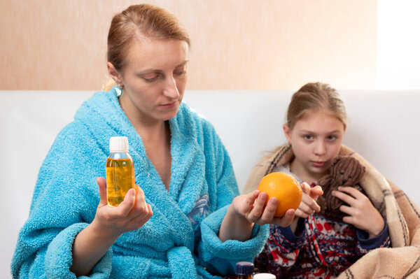 Мама выбирает, каким лекарством лечить ребенка. Выбор лекарственных средств.