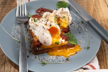 Haşlanmış yumurta ve yumurta sarısı. Tabakta yumurta sarısı.