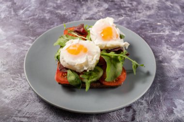 Sebzeli haşlanmış yumurta. Sebzeli sandviç ve haşlanmış yumurta..