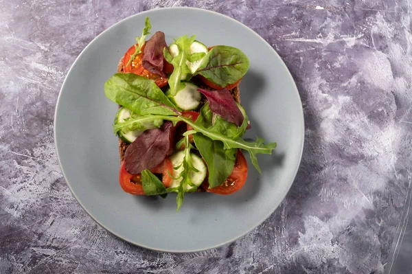 Sandwich with vegetables. Various vegetables on a sandwich in a plate. — Stock Photo, Image