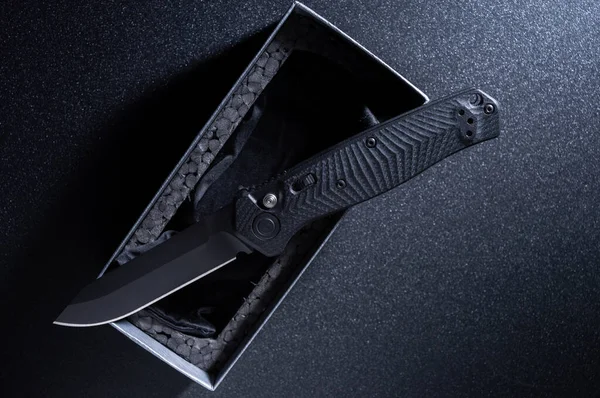 Karton Bir Kutuda Bıçak Siyah Arka Planda Bir Kutuda Bıçak — Stok fotoğraf