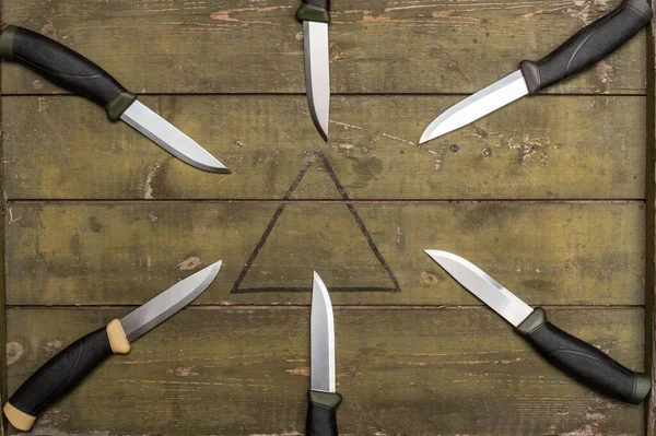 Lots of knives aimed at the center. Knives aiming to the center. Top.