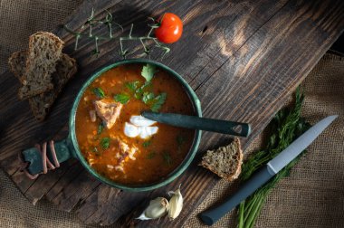 Sıcak yemek servisi. Mutfak bıçağı ve bulaşıklar. Üst.