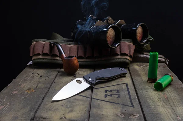 狩猟の概念 クレードルとナイフの喫煙 ハンターアイテム 正面図 — ストック写真
