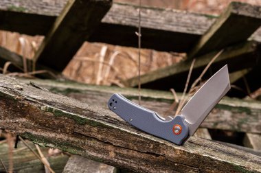 Kör bıçaklı bir bıçak. Tanto bıçaklı bir bıçak. Kavisli bıçak..