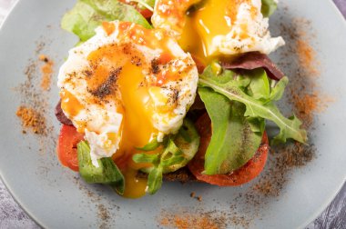 Yumurta sarısı yayılıyor. Haşlanmış yumurtanın içine yumurta sarısı serpiştiriyorum. Makro.