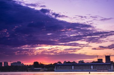 Nehrin üzerinde sabah gökyüzü. Gökyüzü kırmızı ve mavi. Gökyüzü çok dramatik..