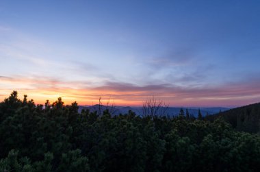 Dağlarda gün batımı parlıyor. Mavi saat..