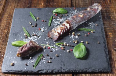 Baharatlı kurutulmuş et. Taş tepside domuz pastırmalı kurutulmuş sosis. Sayfa tepsisi.