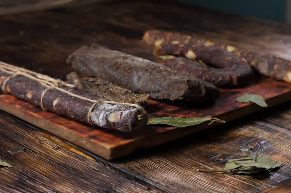 Sortimento Carne Seca Uma Variedade Salsichas Secas Folha Louro Luz — Fotografia de Stock