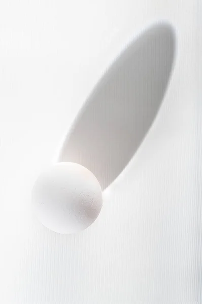 Uovo Bianco Con Ombra Dura Sfondo Bianco Minimalismo Isolato — Foto Stock