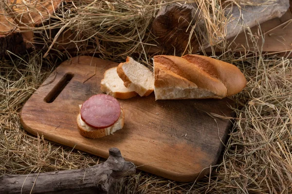 三明治加白面包和香肠干草和木柴顶层 — 图库照片