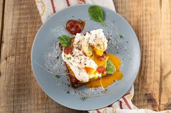 Sanduíche Com Trigo Sarraceno Ovos Está Arando Prato Servir Uma — Fotografia de Stock