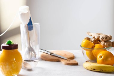 Meyve öğütme hazırlığı. Mutfakta yemek kesmeye hazırlanıyorum. Beyaz mutfak.