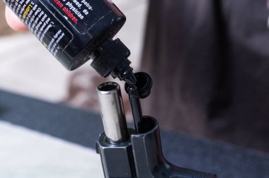 Silah namlusu ve yağlama yağı. Silah bakımı. Tabanca bakımı. Fıçı ve yağ.