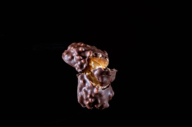 Çikolatanın yan görünüşü. Karamelli çikolata. Çikolatalı şeker. Yan görünüm.