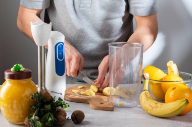 Sebze doğrama. Çay için zencefil dilimliyorum. Zencefil kökü dilimliyorum. Meyve ve baharatlar. Küçük ev aletleri. Aşçının elleri..