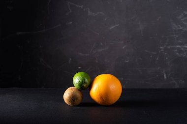 Siyah arkaplandaki farklı meyvelerden. Siyah arka planda çok renkli meyveler. Meyvelerin yuvarlak şekilleri.