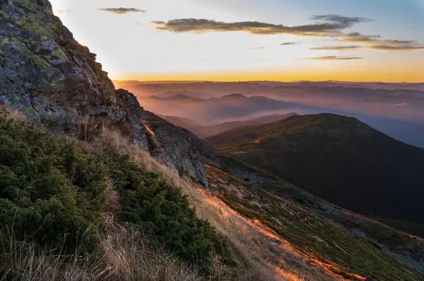 Güneşin doğuşunda güzel bir manzara. Dağlarda gün doğumunun çok güzel renkleri.