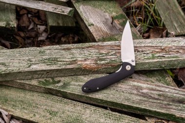 Katlanmış çakı. Günlük kullanım için bir bıçak. Açık hava bıçağı. Üst.